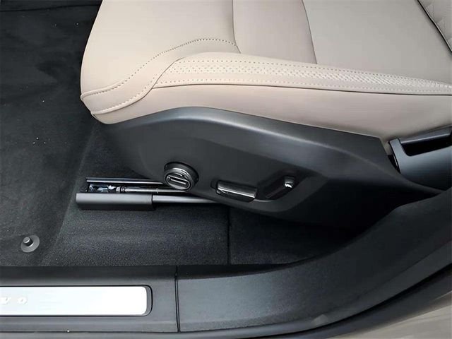 2026 Volvo XC60 Plus - Photo 14