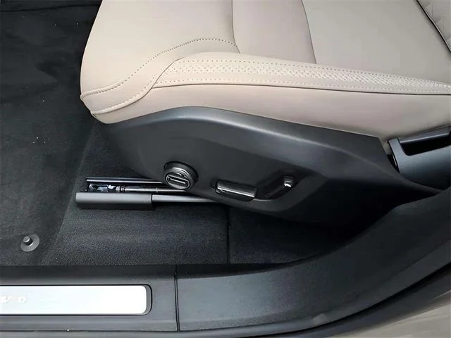 2026 Volvo XC60 Plus - Photo 14