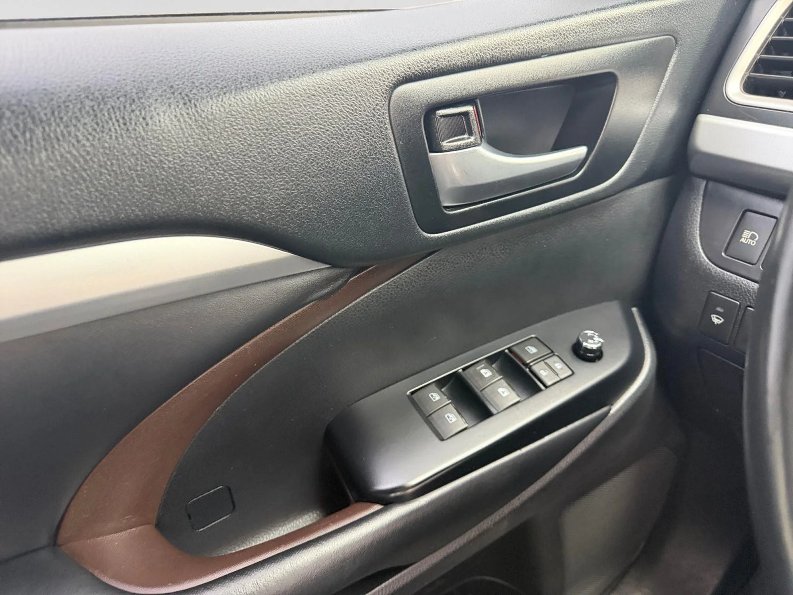 Used 2019 Celestial Silver Metallic Toyota XLE image 18