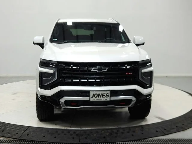 Used 2025 Iridescent Pearl Tricoat Chevrolet Z71 image 3