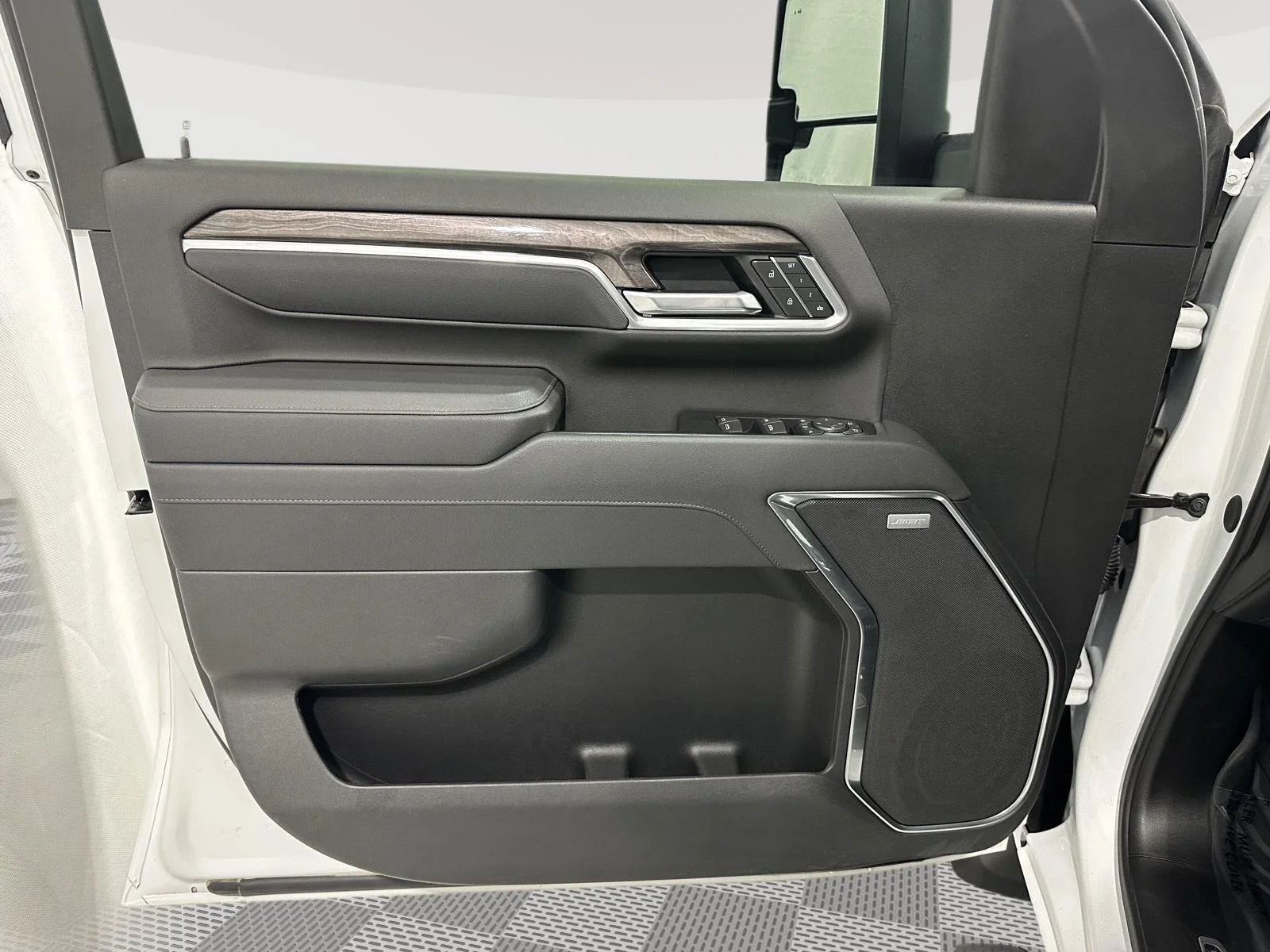 Used 2025 Summit White Chevrolet LTZ image 19