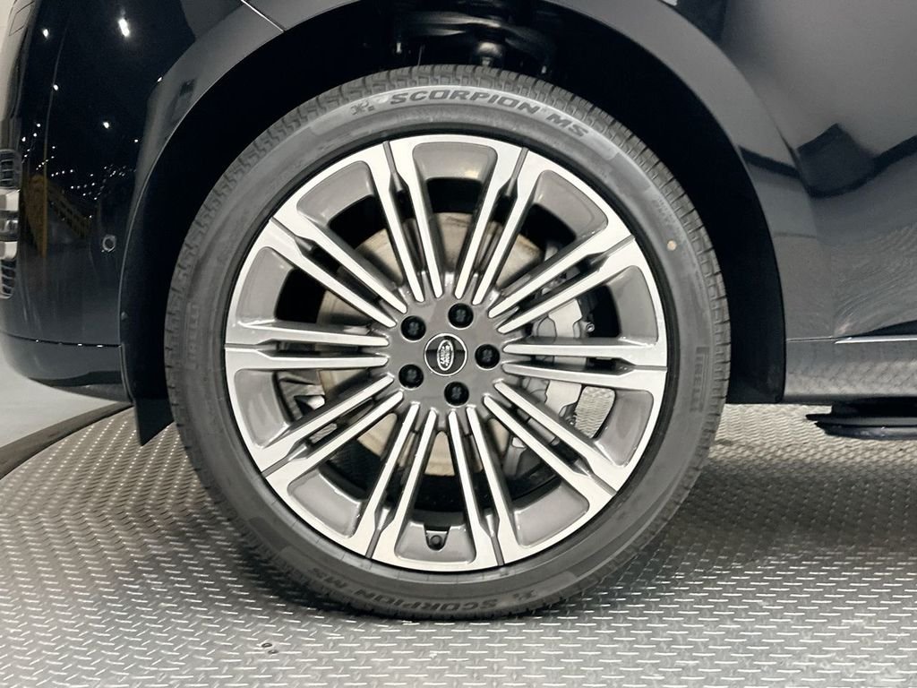 Used 2025  Land Rover SE image 10