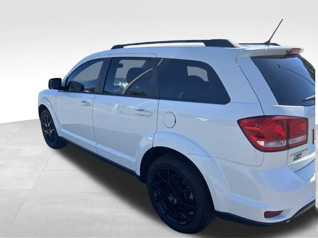Used 2017 White Dodge SXT image 19