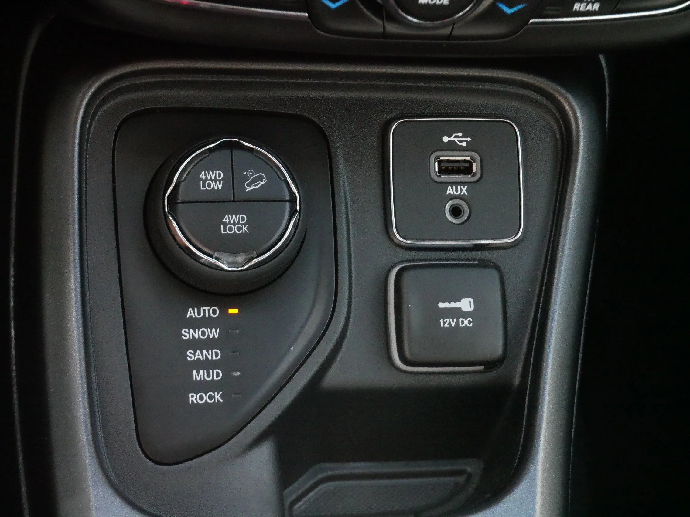 Used 2018 Diamond Black Crystal Pearlcoat Jeep Trailhawk image 26