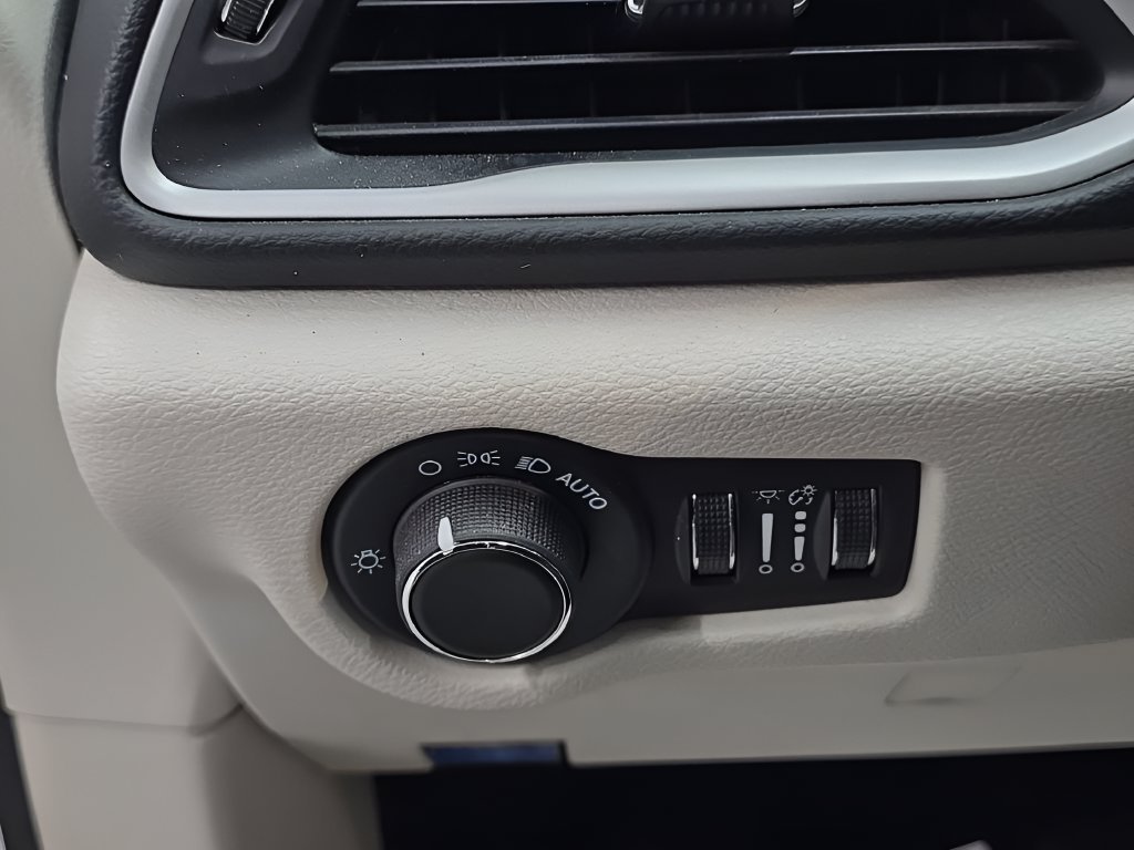 Used 2022 White Chrysler LX image 10