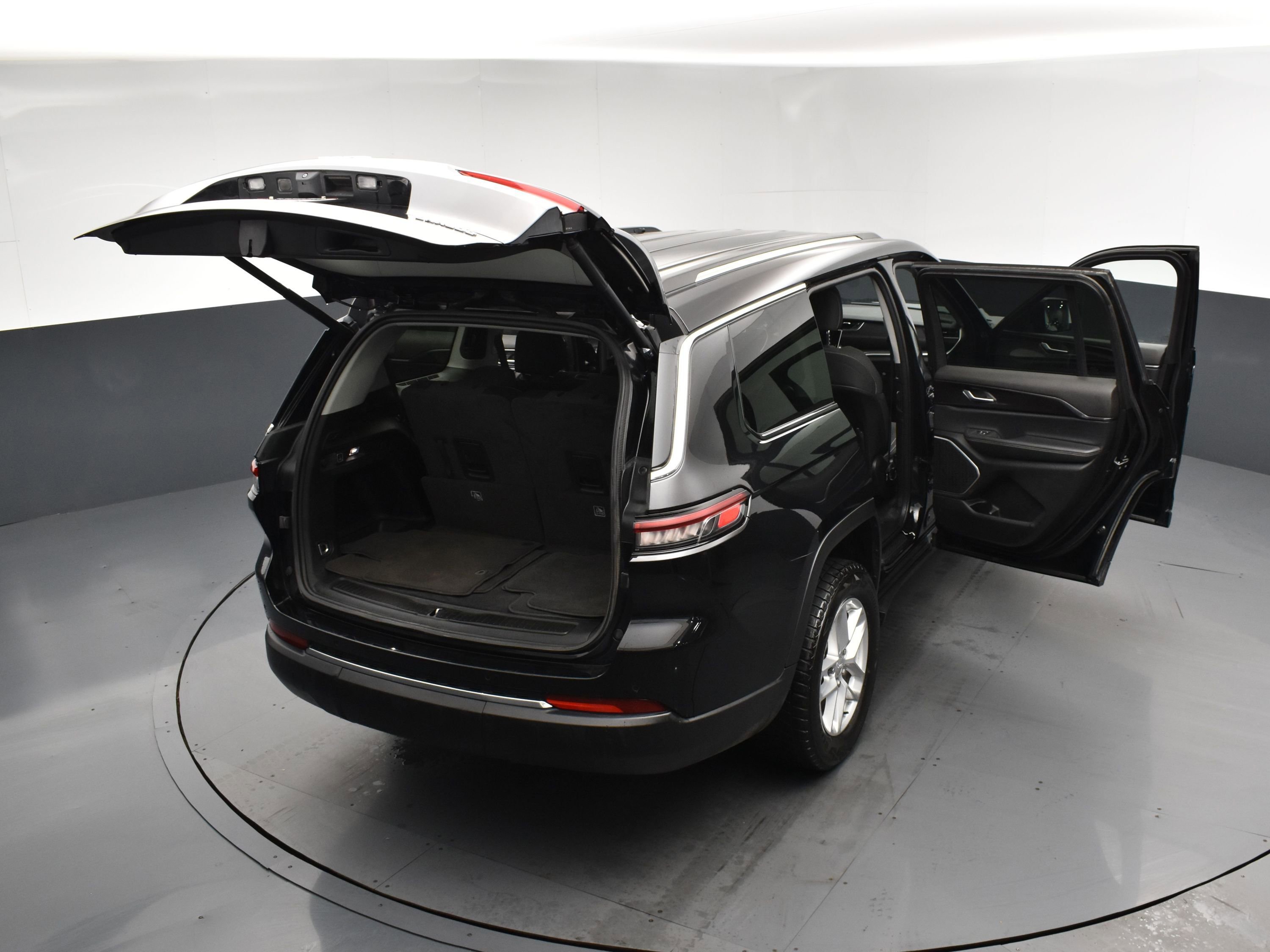 Used 2022 Diamond Black Crystal Pearlcoat Jeep Laredo image 29