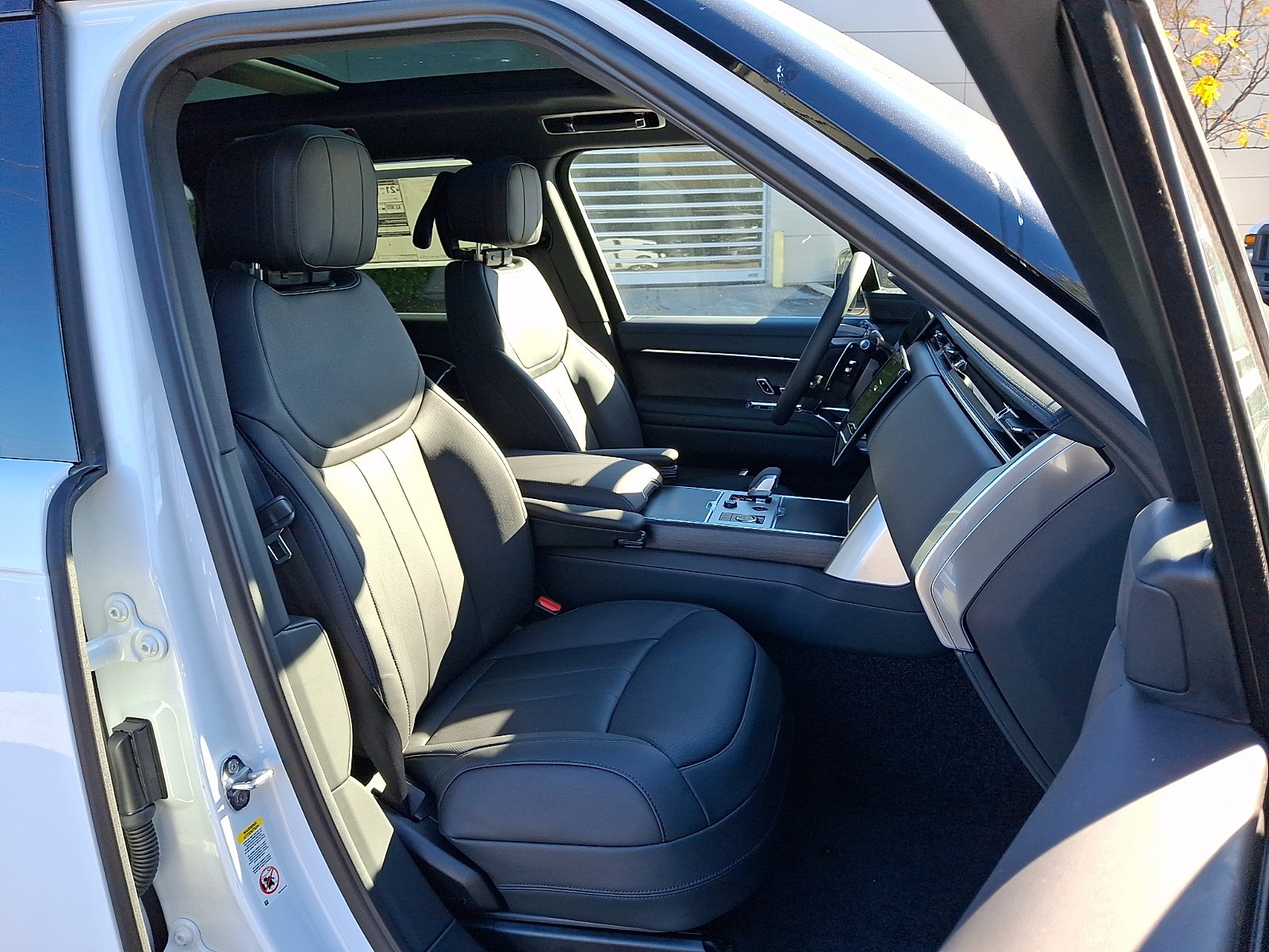 New 2027 Fuji White Land Rover SE image 3