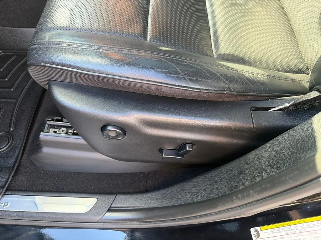 Certified Used 2020 Black Jeep Overland image 24
