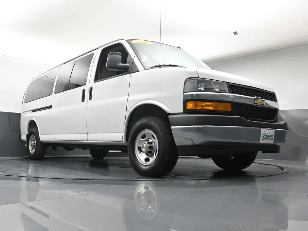 Used 2025 White Chevrolet LT image 27