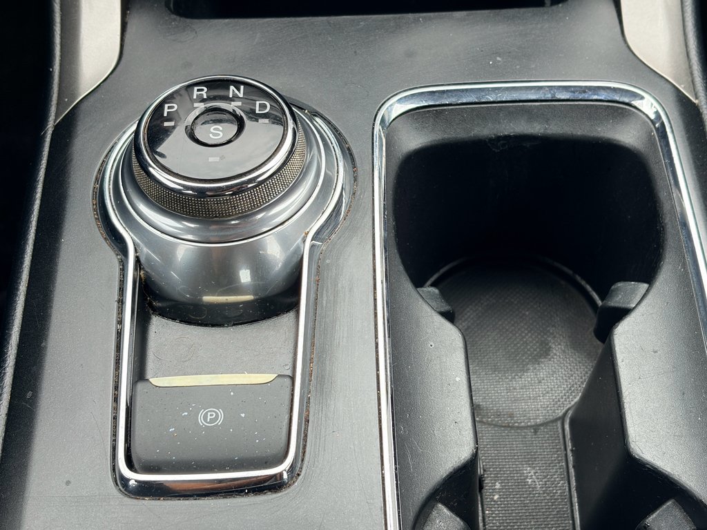 Used 2018 Magnetic Metallic Ford SE image 13
