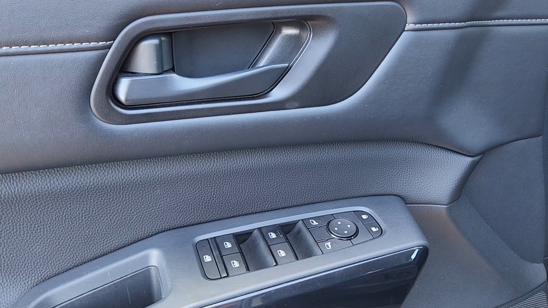 Used 2025 Deep Ocean Blue Pearl Nissan SV image 7