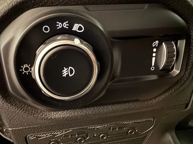 Used 2025 Crystal Metallic Jeep Sport image 25