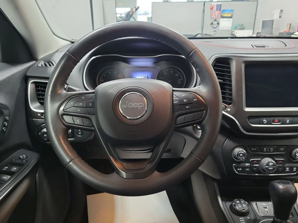 Used 2022 White Jeep Trailhawk image 32