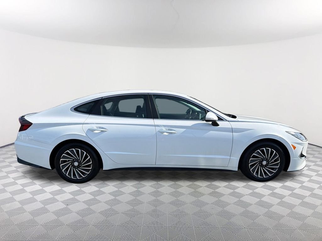 Used 2023 White Hyundai SEL image 4