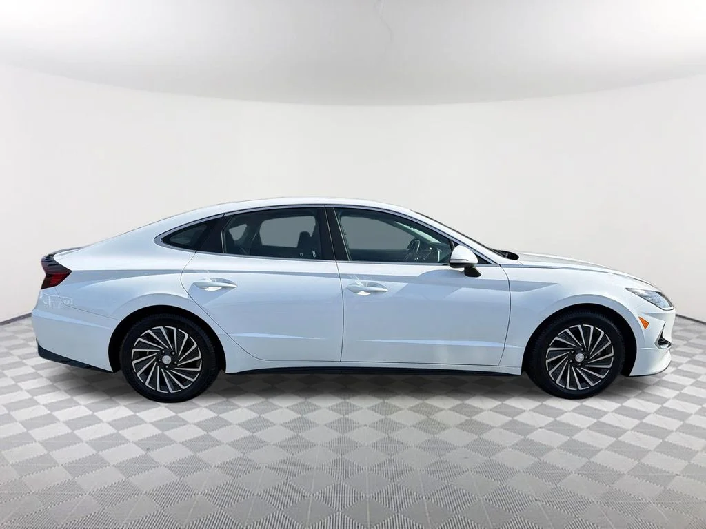 Used 2023 White Hyundai SEL image 4