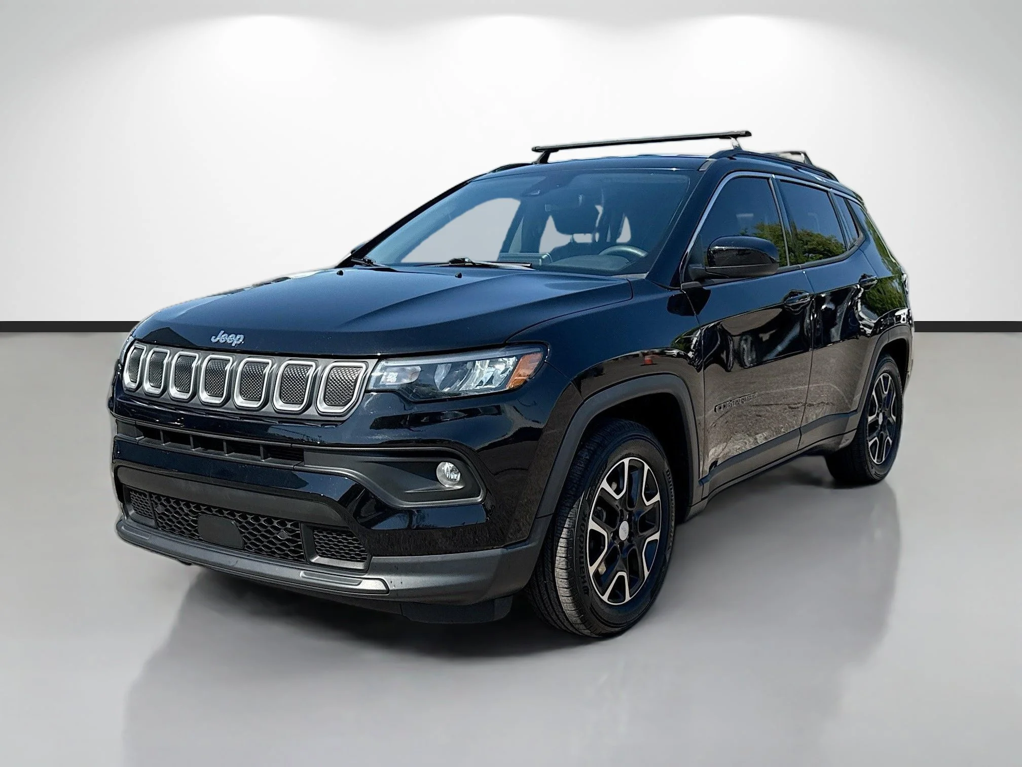 Used 2022 Diamond Black Crystal Pearlcoat Jeep Latitude image 7