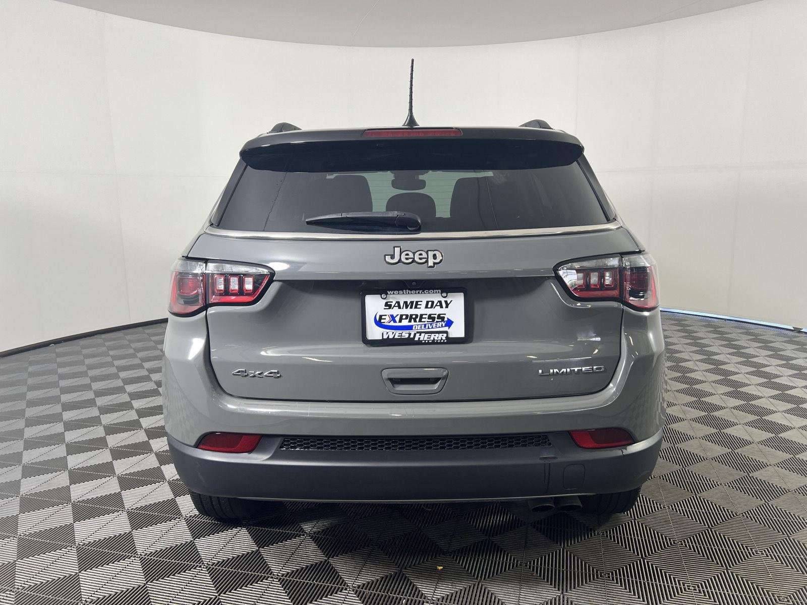 Used 2022 Sting-Gray Clearcoat Jeep Limited image 4