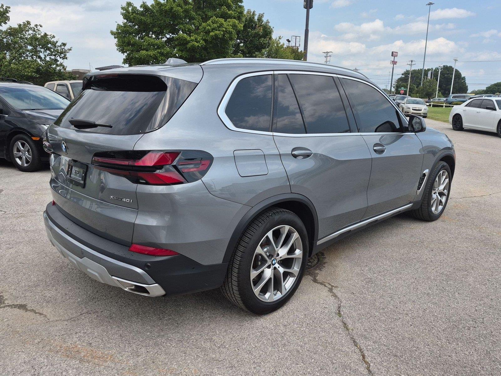 Used 2025 Skyscraper Grey Metallic BMW xDrive40i image 5
