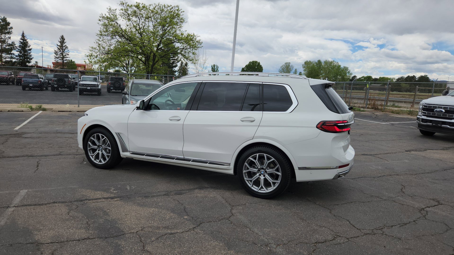 Used 2025 Alpine White BMW xDrive40i image 9