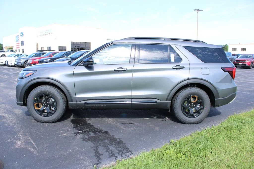 New 2026 Carbonized Gray Metallic Ford Tremor® image 4