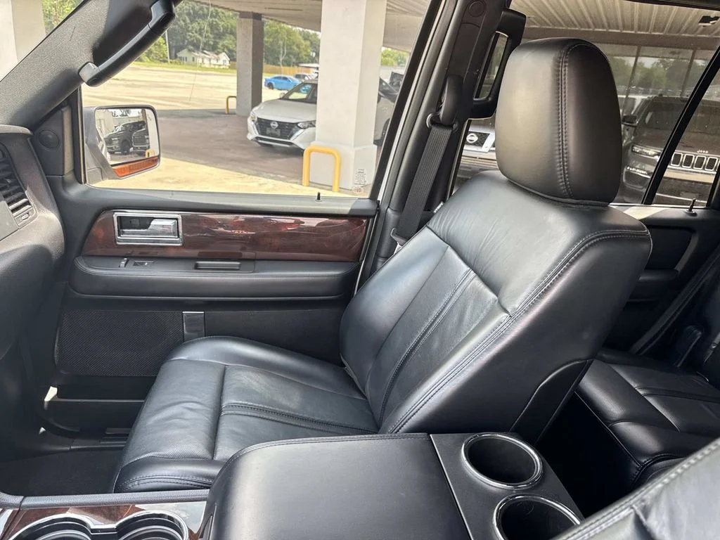 Used 2017 White Lincoln Select image 37