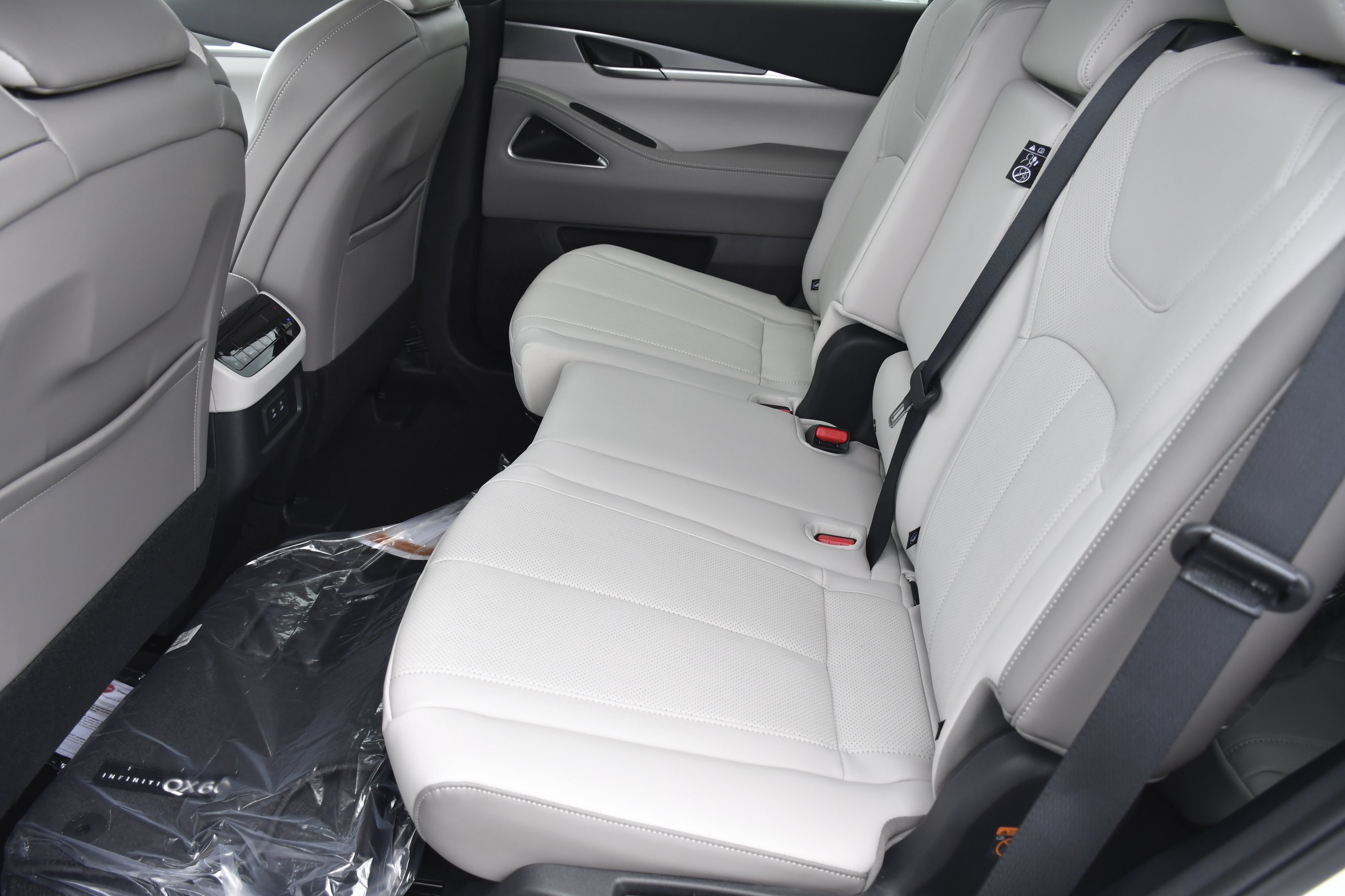 New 2027 RADIANT WHITE INFINITI Luxe FWD image 27