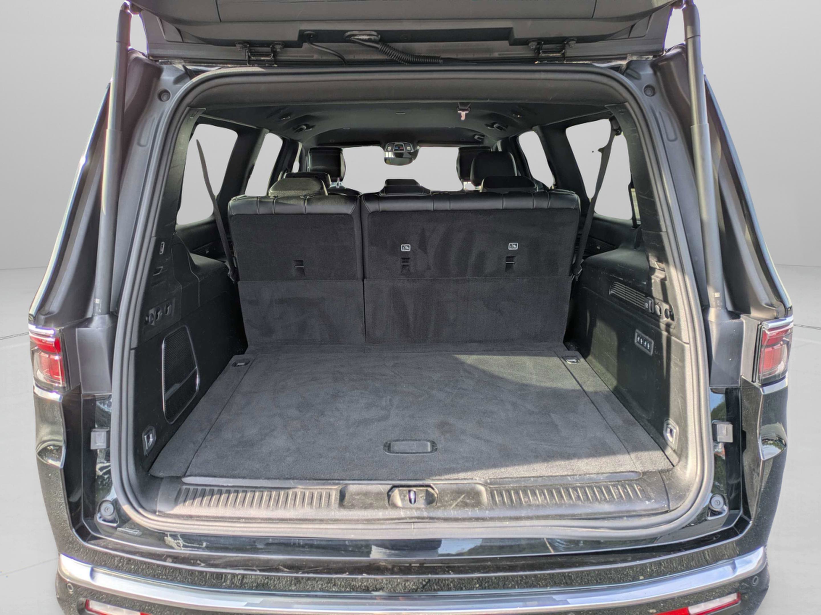 Used 2024 Diamond Black Crystal Pearlcoat Jeep Series III image 9