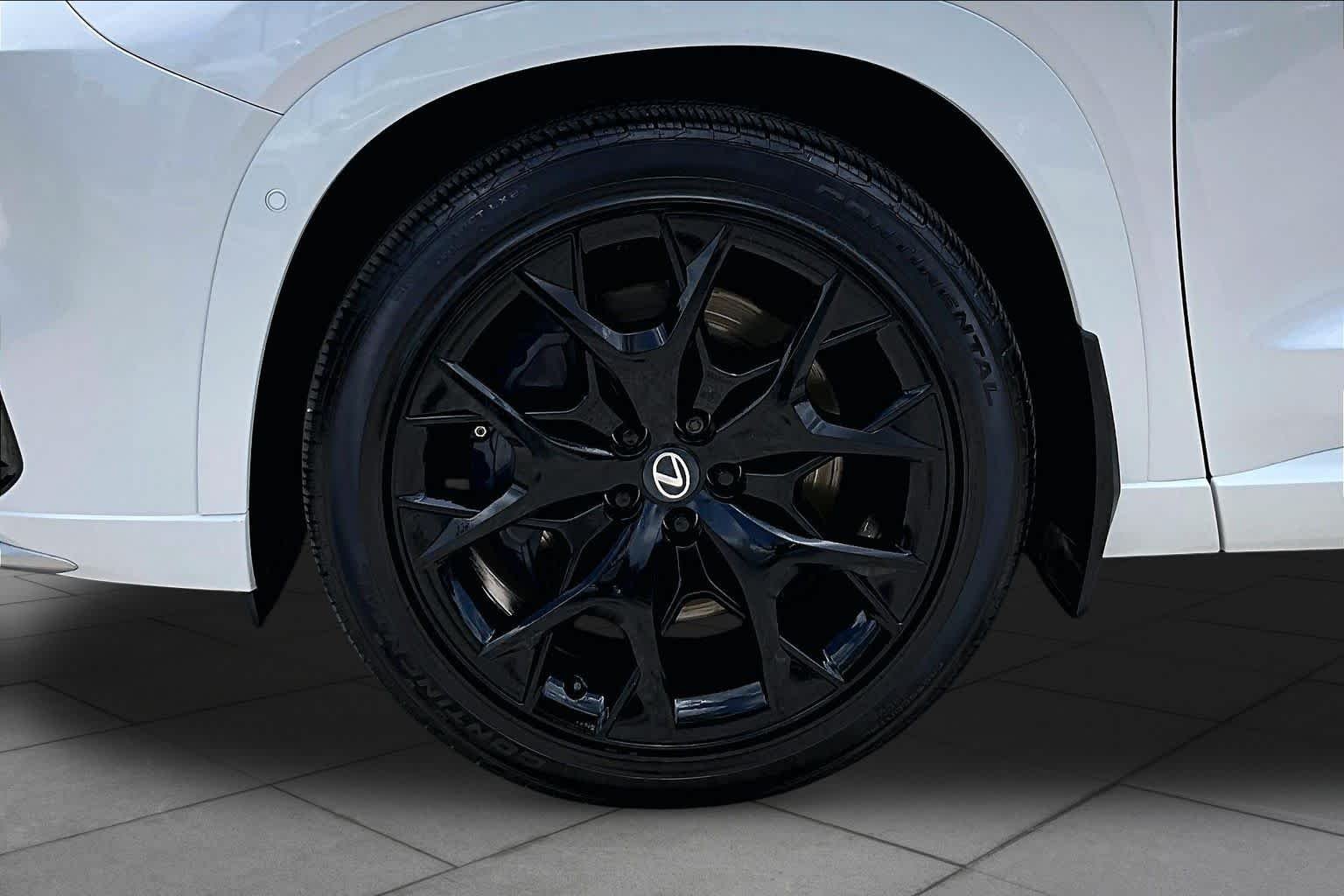Used 2026 Wind Chill Pearl Lexus F SPORT Handling image 11