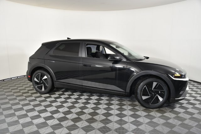 New 2026 Black Hyundai SE image 4