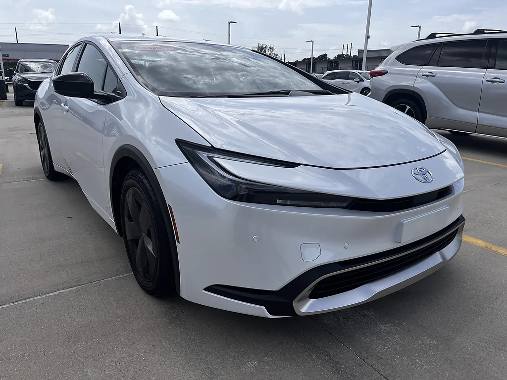 Certified Used 2025 Wind Chill Pearl Toyota SE image 1