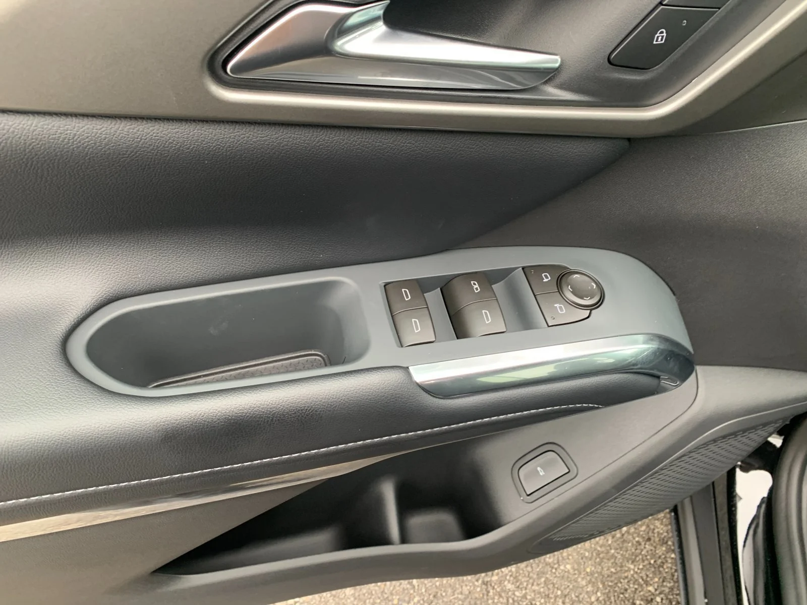 2027 Chevrolet Traverse LT - Photo 12