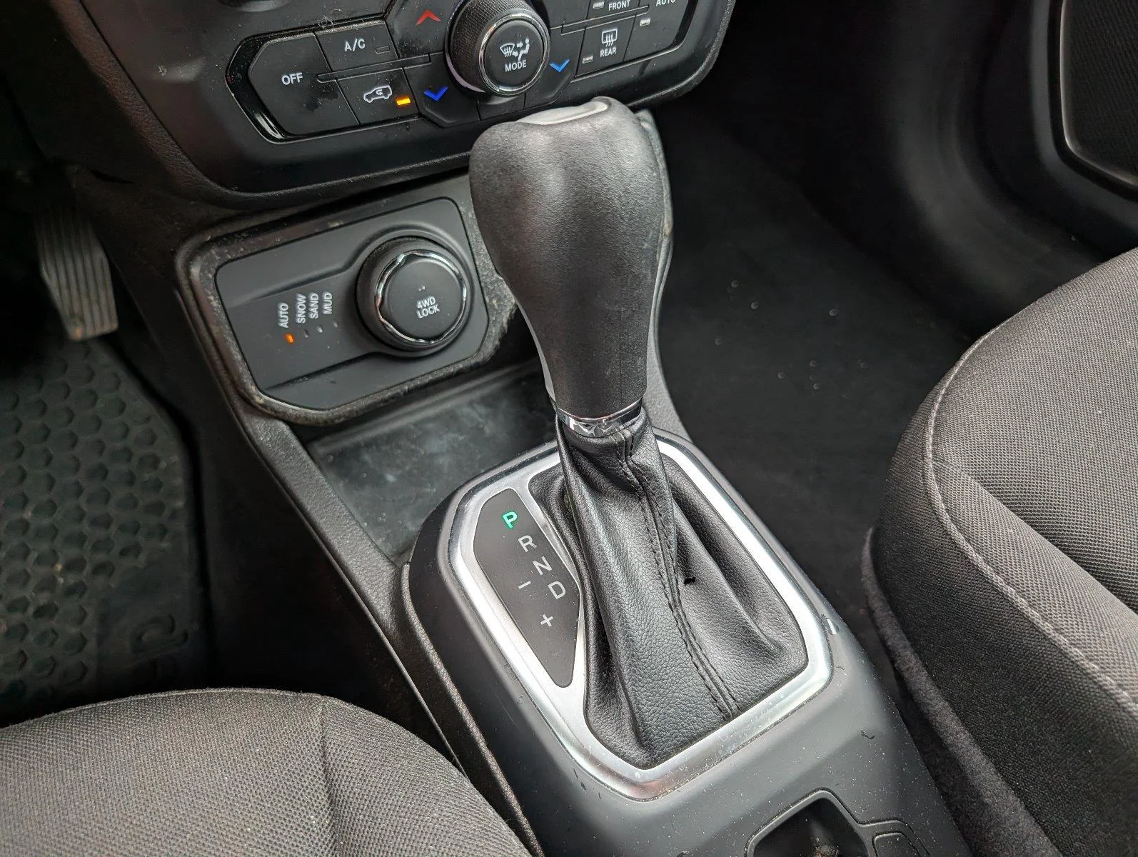 Used 2023 Alpine White Clearcoat Jeep Latitude image 20