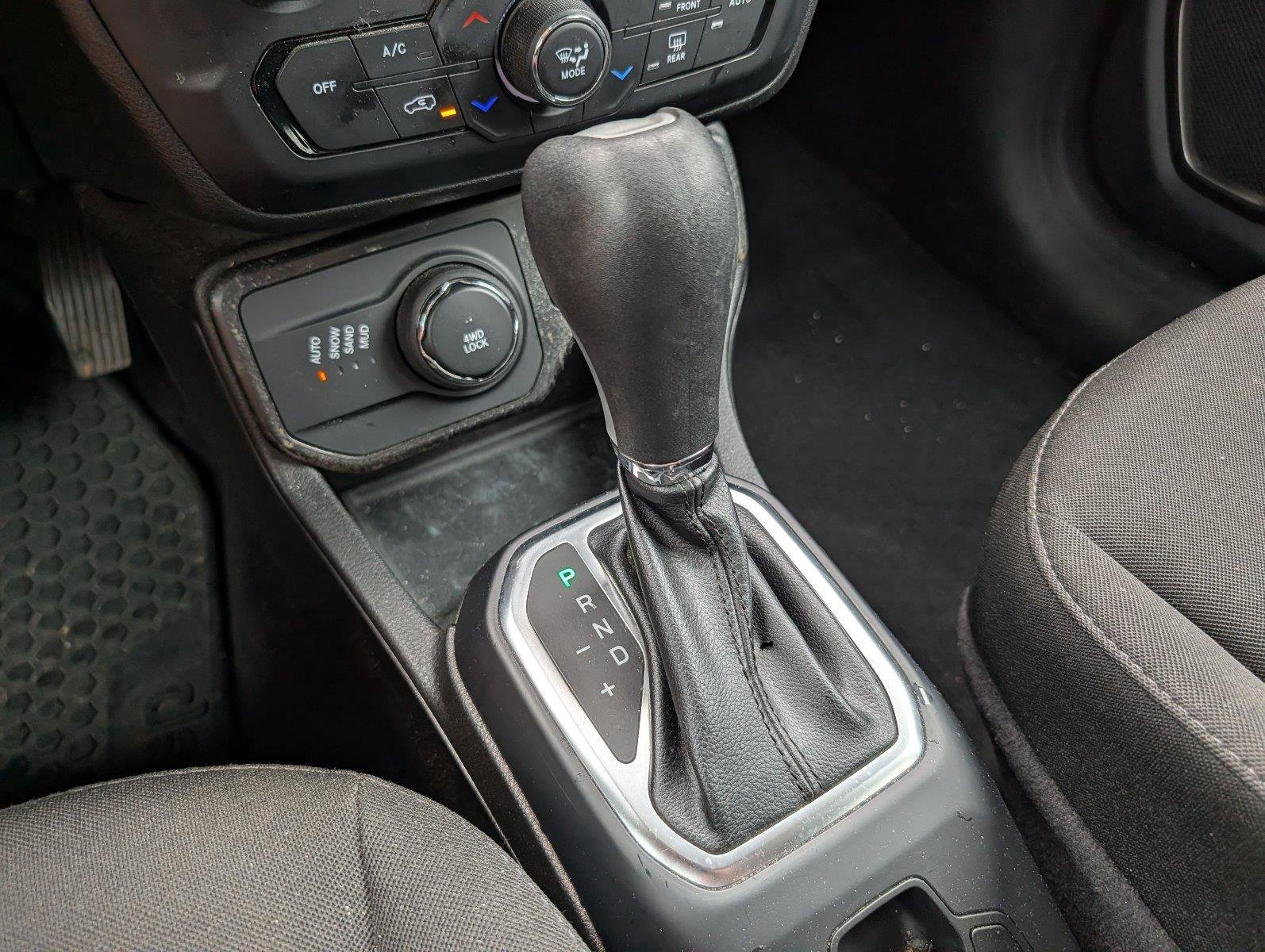 Used 2023 Alpine White Clearcoat Jeep Latitude image 20