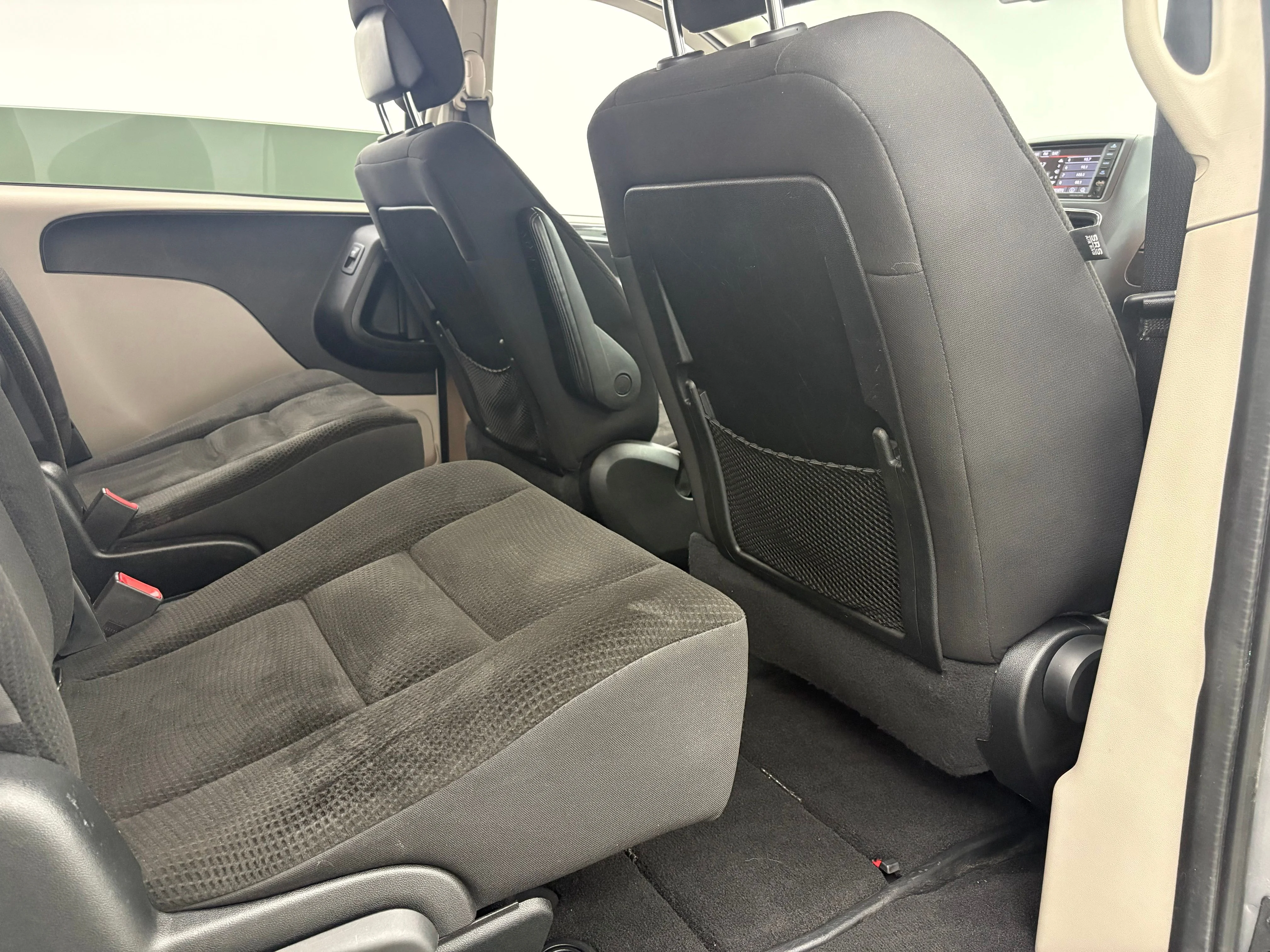 Used 2018 Billet Silver Metallic Clearcoat Dodge SE image 26