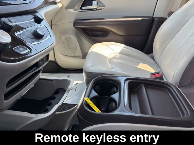 Used 2017 White Chrysler Touring L image 15