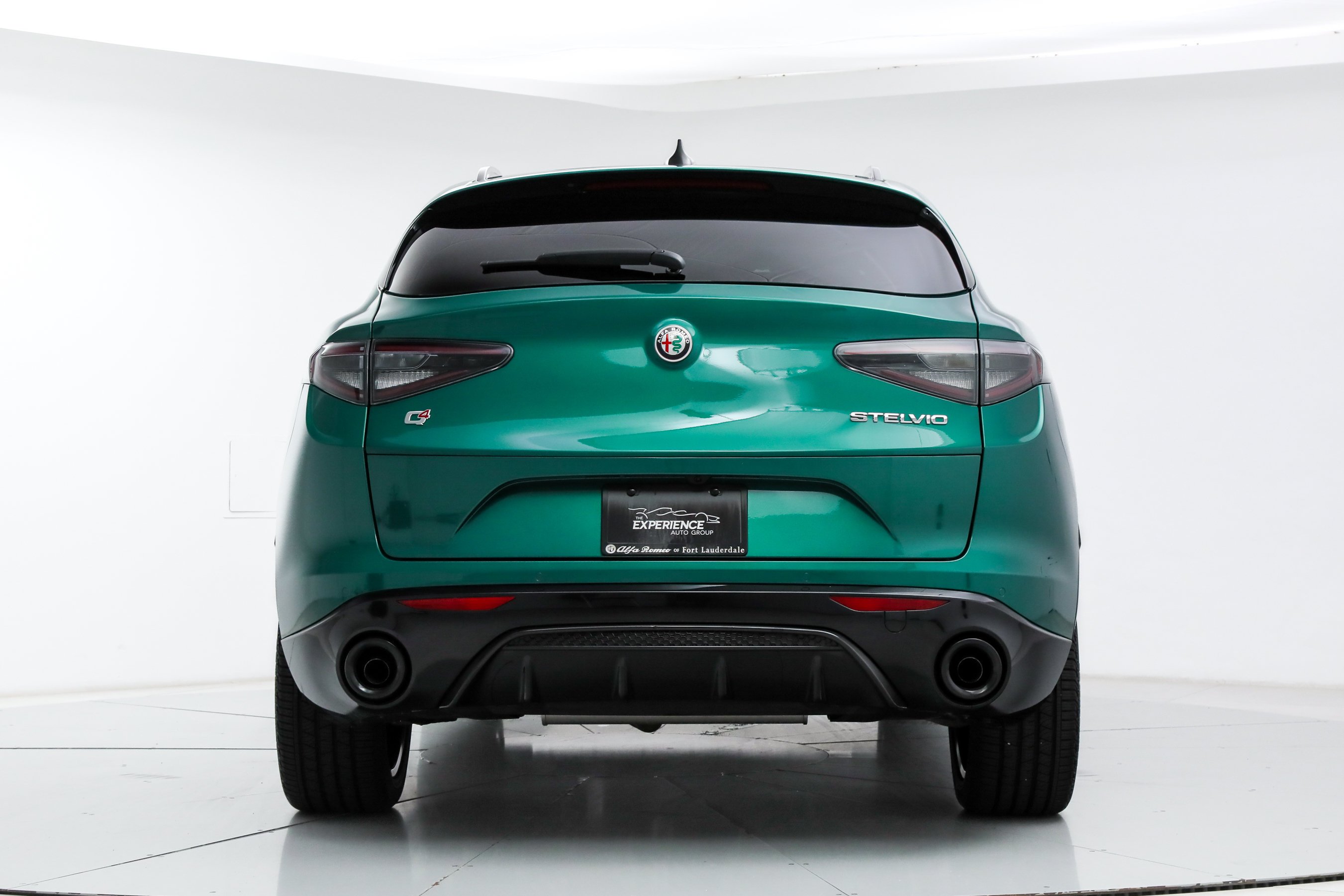 New 2026 Verde (Green) Fangio Metallic Exterior Paint Alfa Romeo  image 4