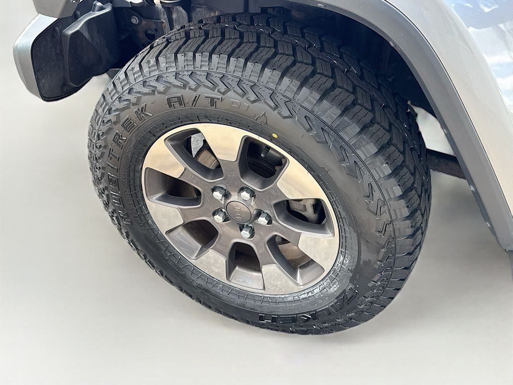 Used 2018 Silver Jeep Unlimited Sahara image 34