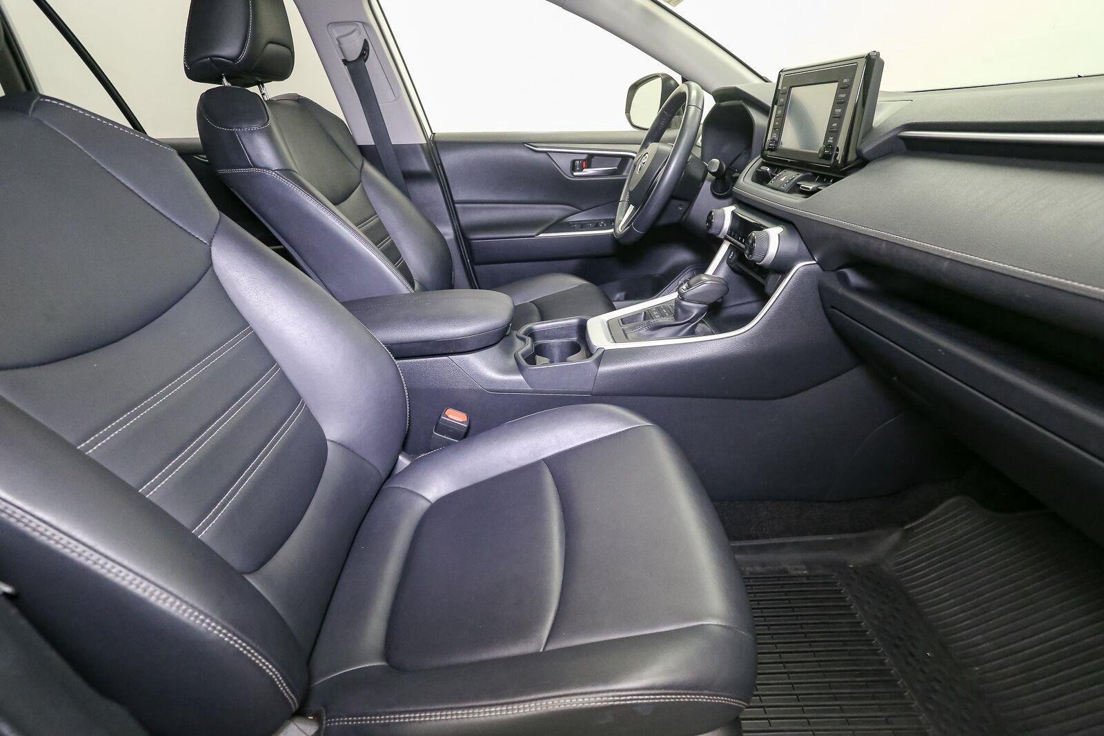 Used 2019 Super White Toyota XLE Premium image 19