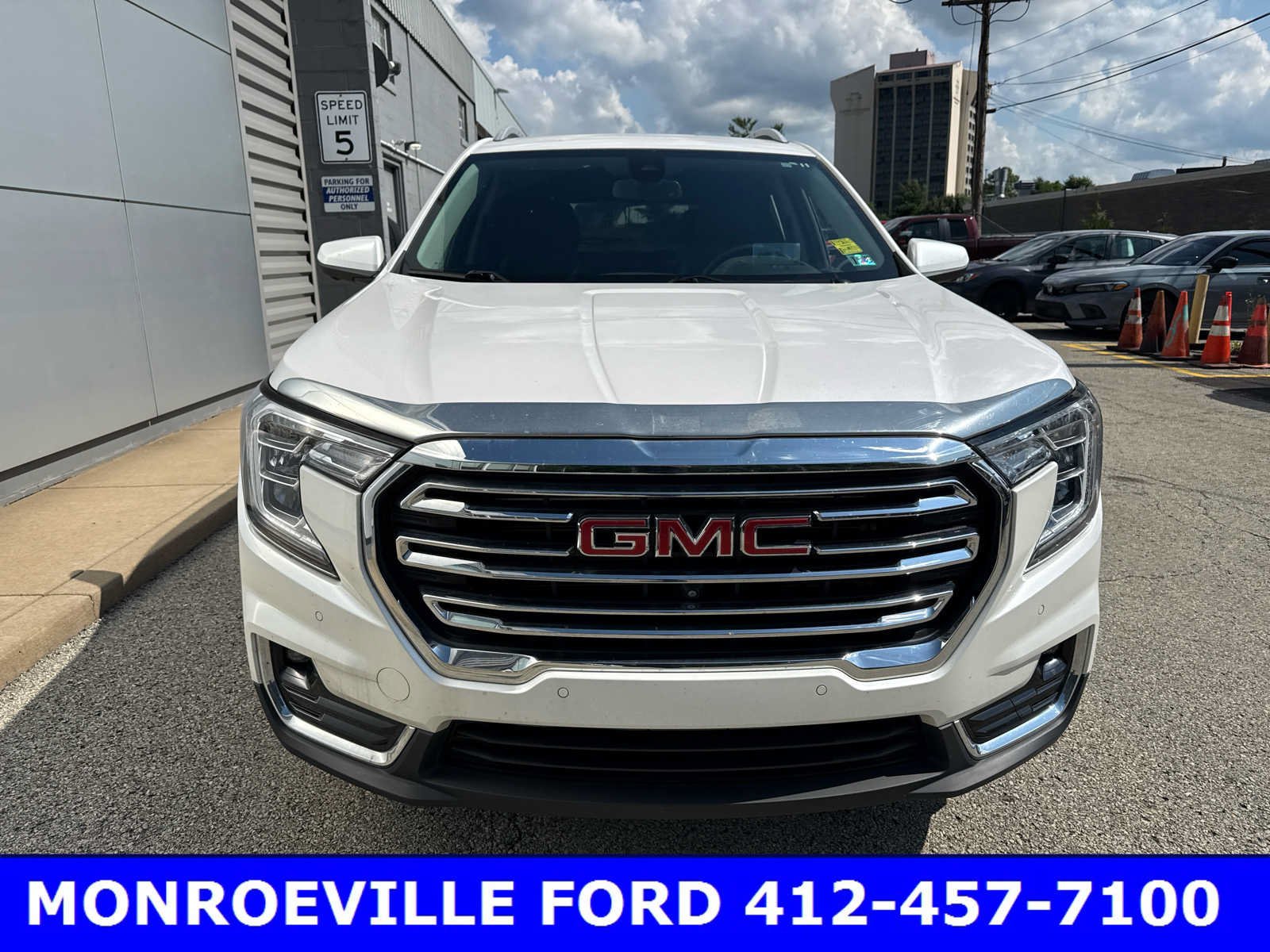 Used 2023 White Frost Tricoat GMC SLT image 4