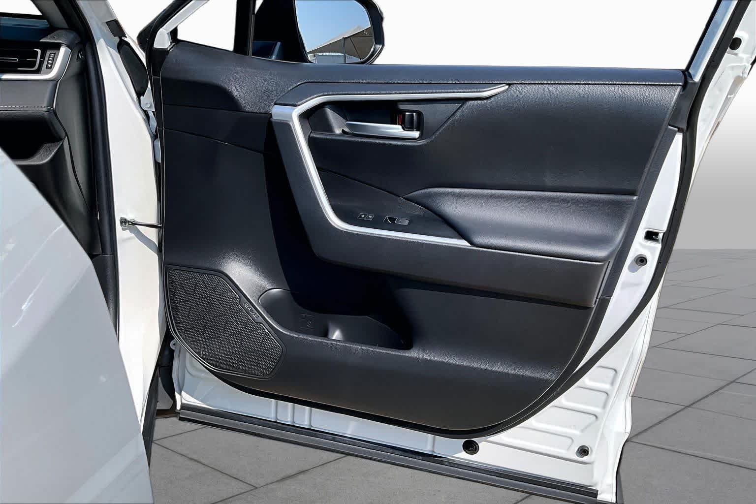 Used 2023 Wind Chill Pearl Toyota XLE Premium image 25