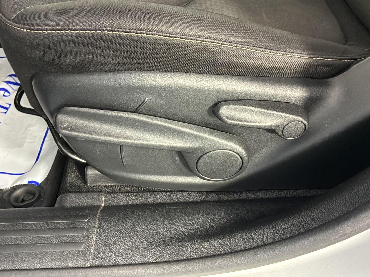Used 2015 Bright White Clearcoat Jeep Latitude image 23