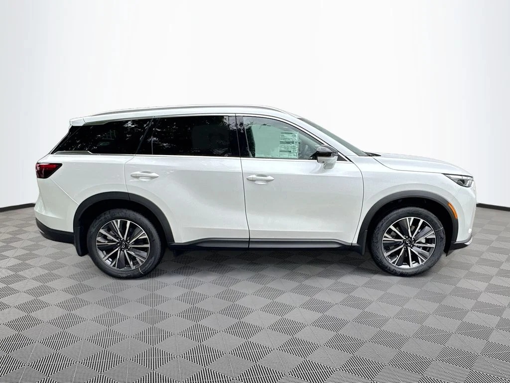 New 2027 RADIANT WHITE INFINITI Luxe FWD image 4
