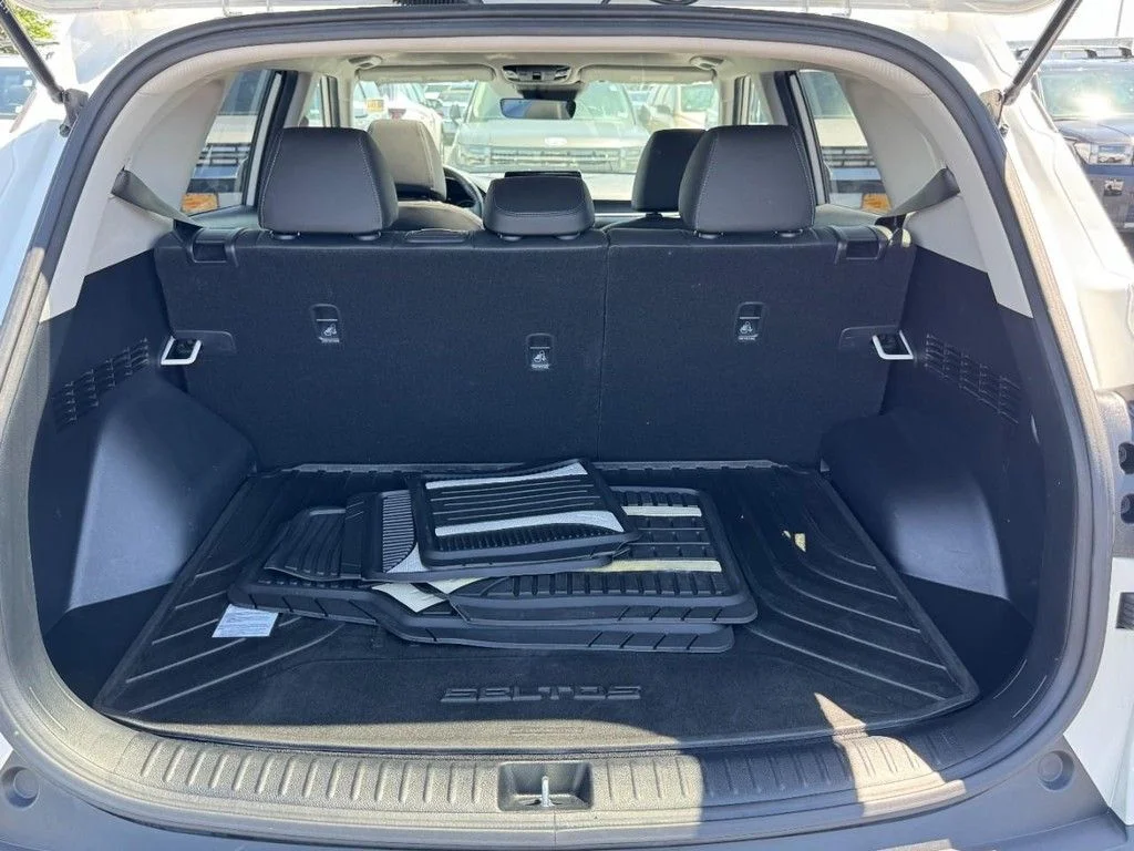 Used 2022 White Kia EX image 6