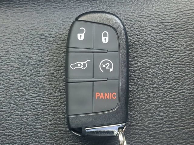New 2026 Hydro Blue Pearl-Coat Exterior Paint Jeep Latitude image 35