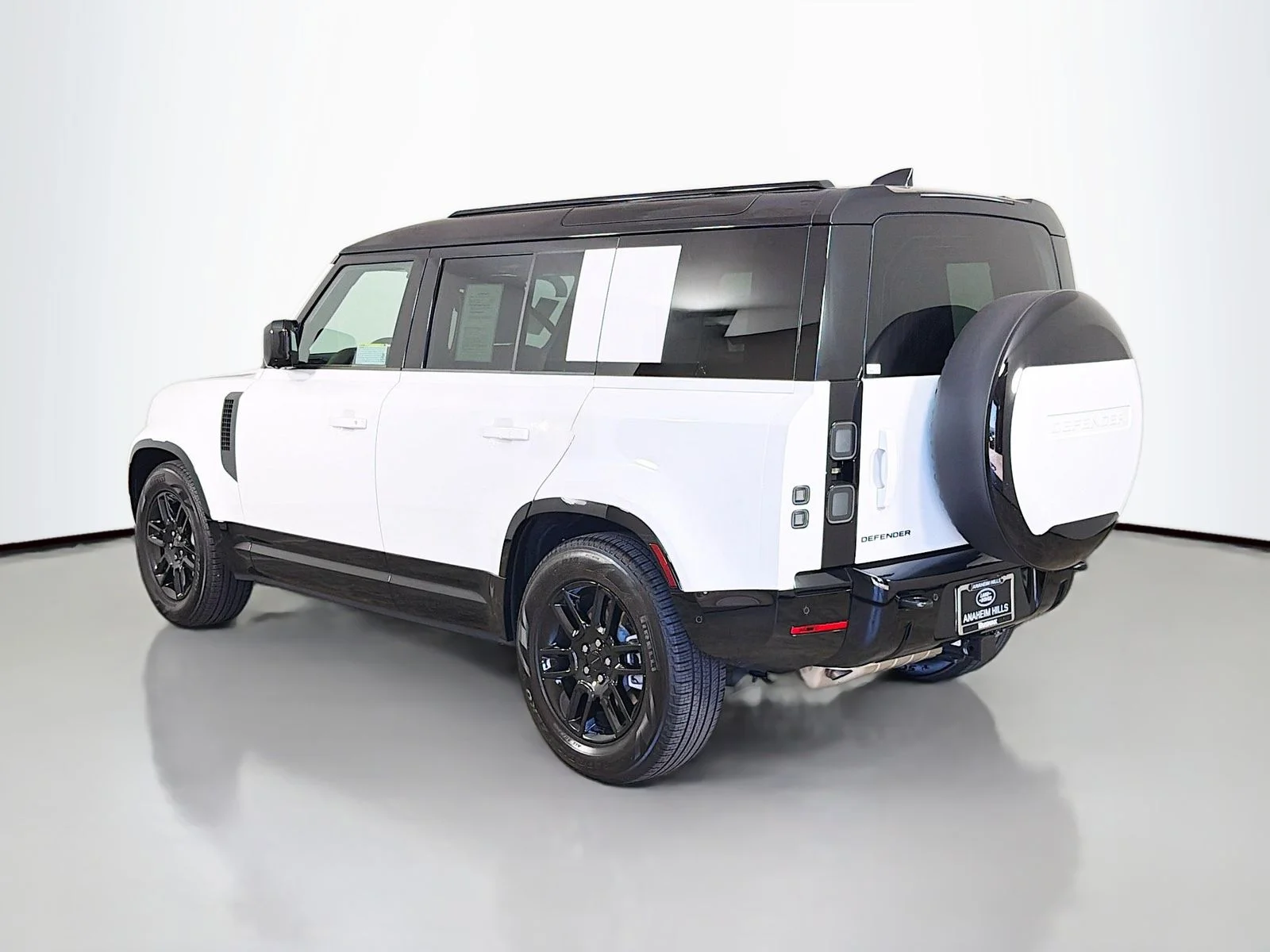Used 2026 Fuji White Land Rover X-Dynamic SE image 3