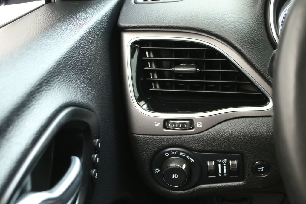 Used 2022 Gray Jeep Limited image 18