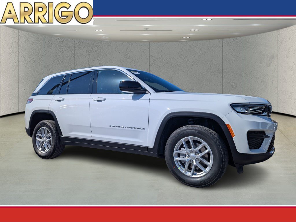 New 2026 Bright White Clear-Coat Exterior Paint Jeep Laredo X image 1