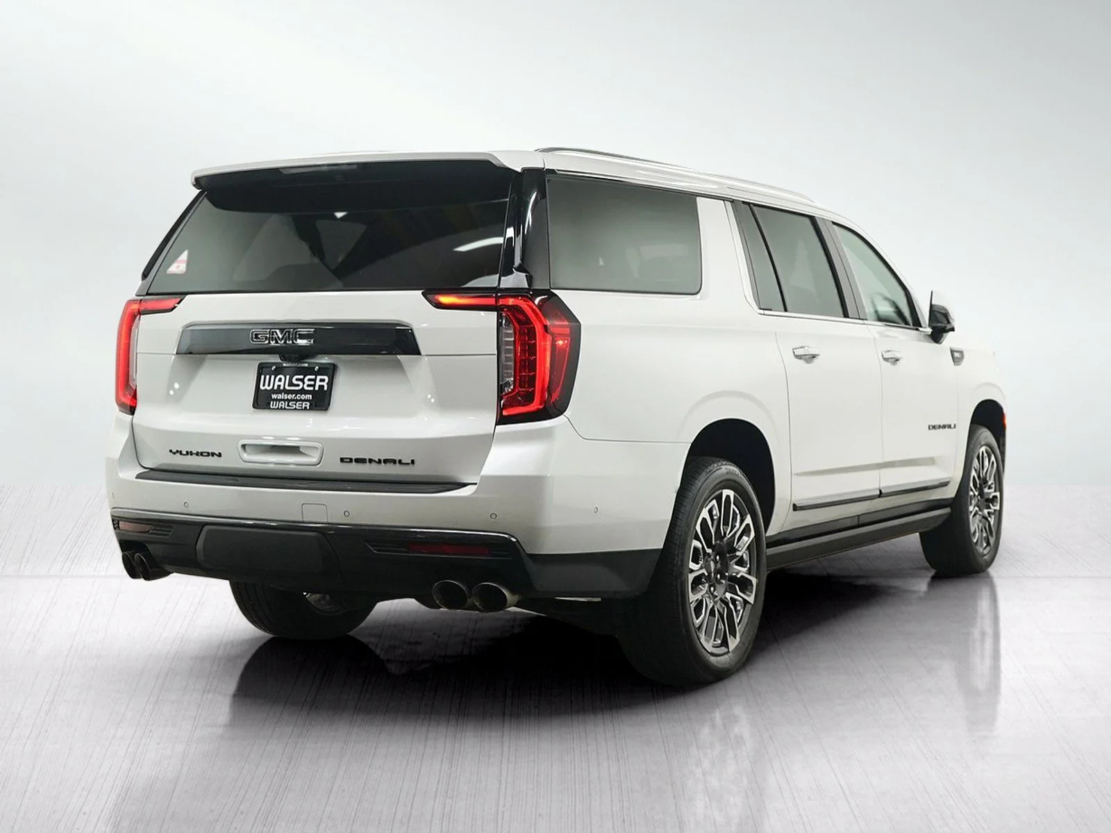 Used 2023 White Frost Tricoat GMC Denali Ultimate image 5