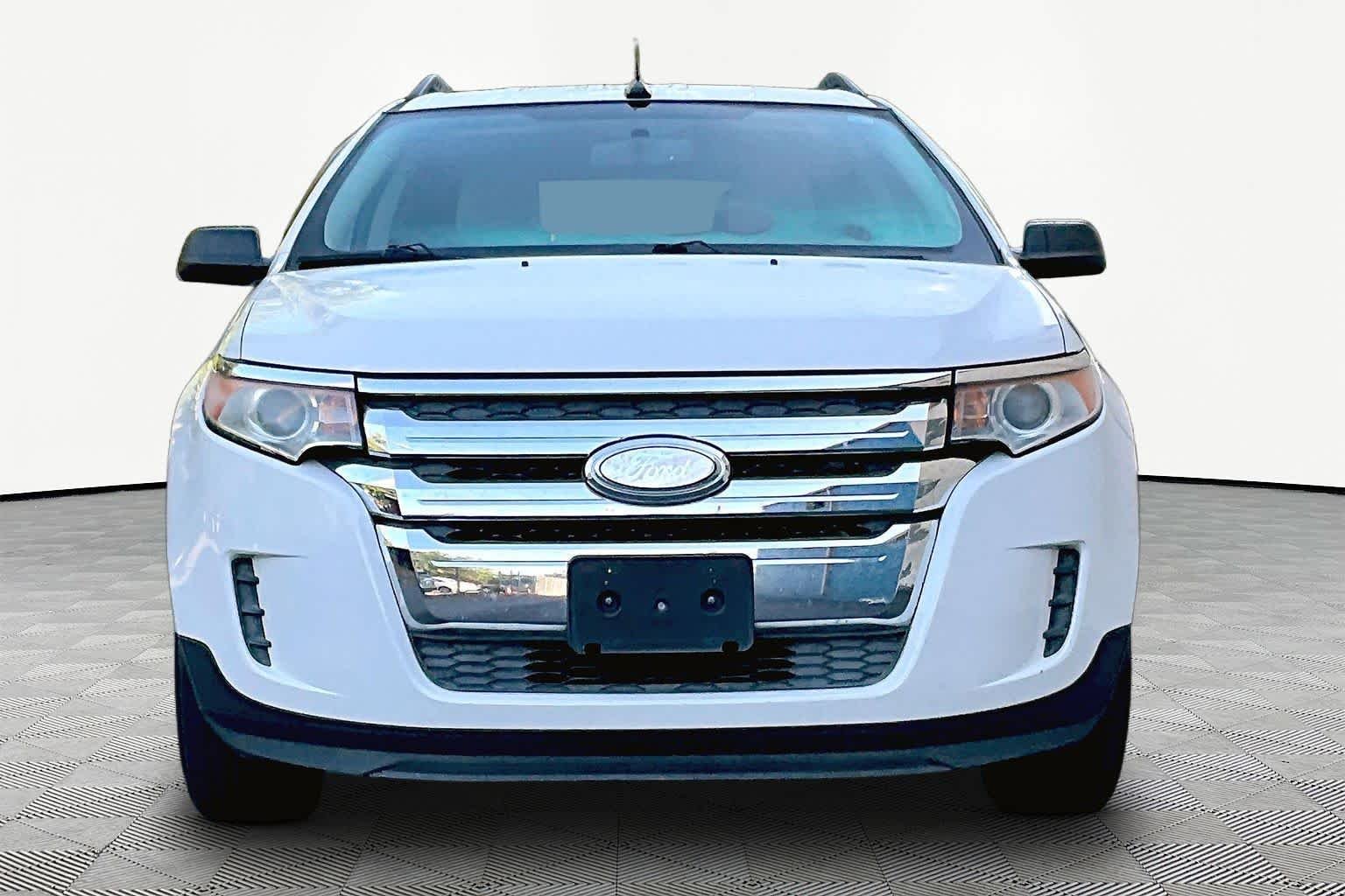 Used 2013 White Suede Ford SE image 4