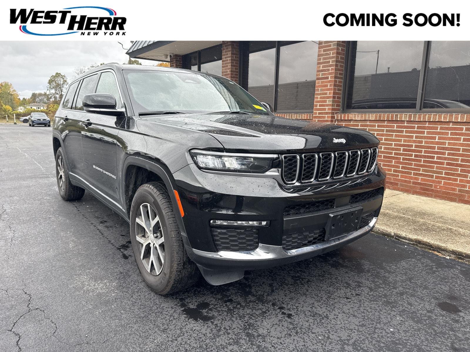Used 2025 Diamond Black Crystal Pearlcoat Jeep Limited image 1